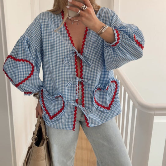 Rachel – Chemise à Carreaux Col V avec Poche Cœur Manches Longues