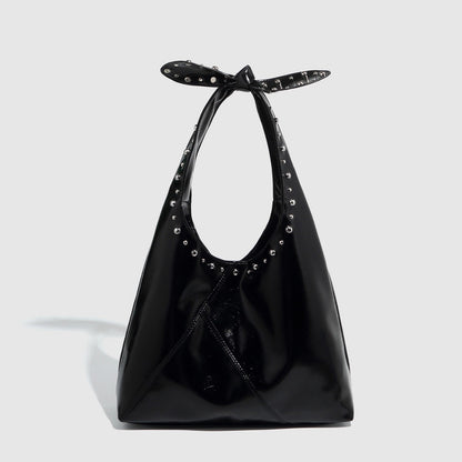 Leah – Sac Seau pour Femme avec Rivets et Nœud