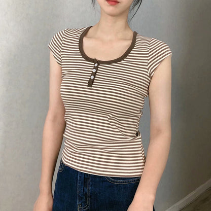 Danny – T-shirt Marron à Rayures Fines Trois Boutons