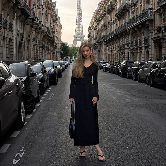 Julie – Robe à col en V avec ceinture en dentelle