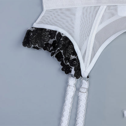 Rose – Lingerie avec Broderie Fleur et Ceinture Noire et Blanche