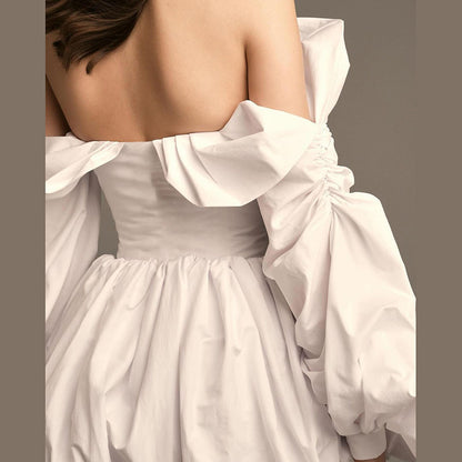 Kelly – Robe à Taille Haute avec Épaules Dénudées et Manches Bouffantes