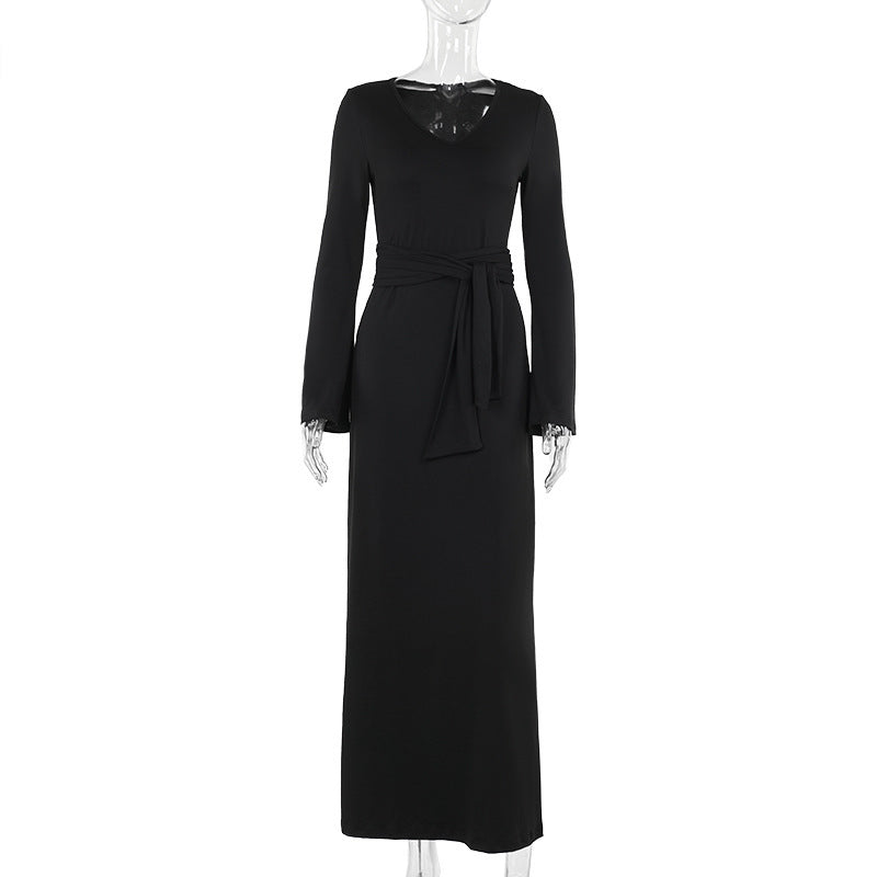 Julie – Robe à col en V avec ceinture en dentelle