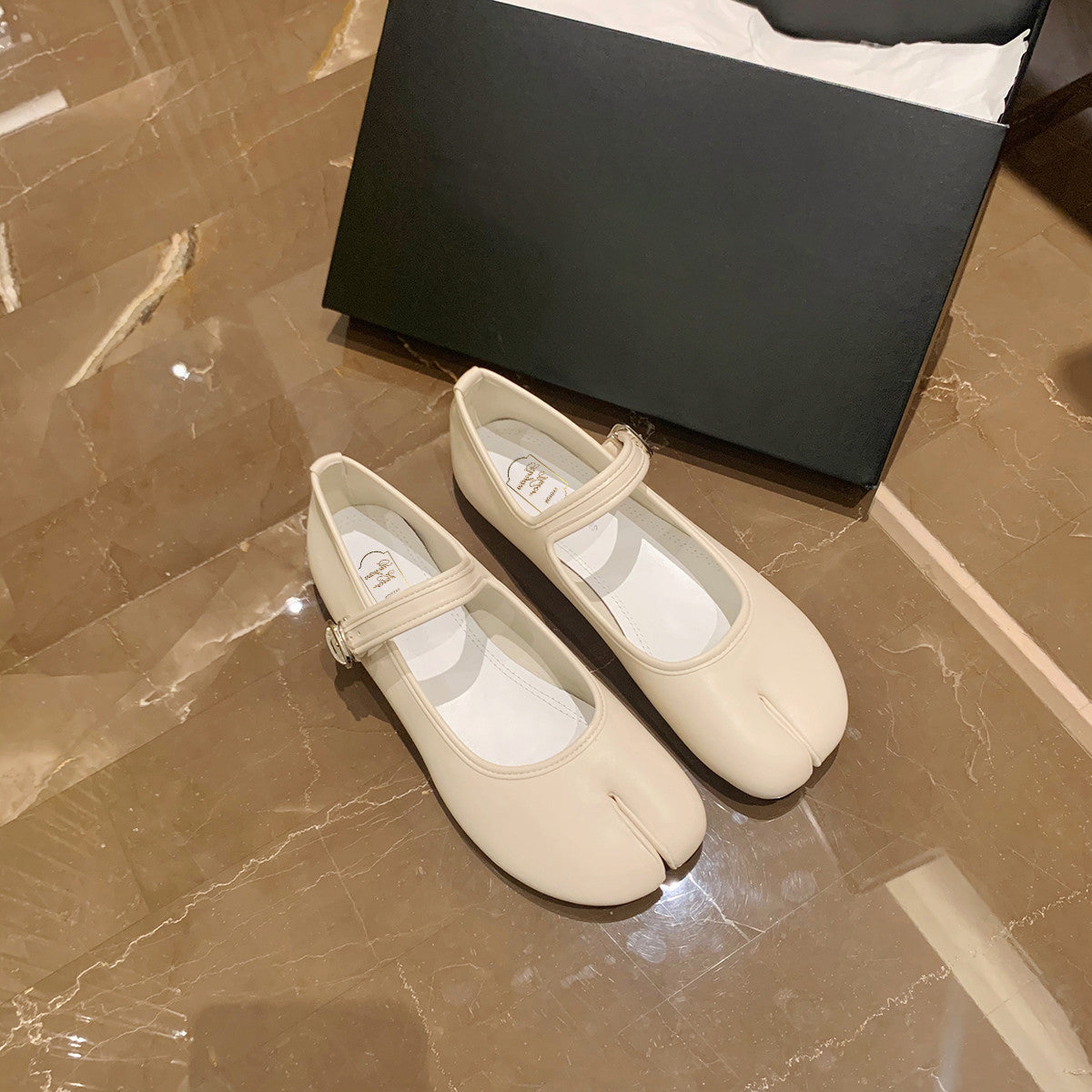 Deborah – Chaussures Plates à Boucle et Talon Bas