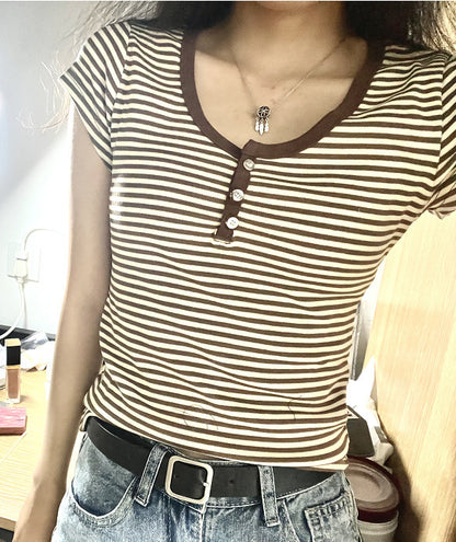 Danny – T-shirt Marron à Rayures Fines Trois Boutons