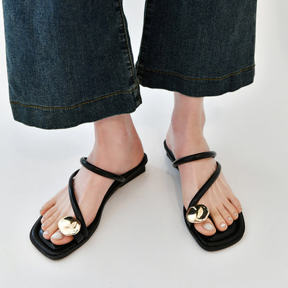 Sue – Sandales à Talon Épais avec Bouton Doré et Coin Petit
