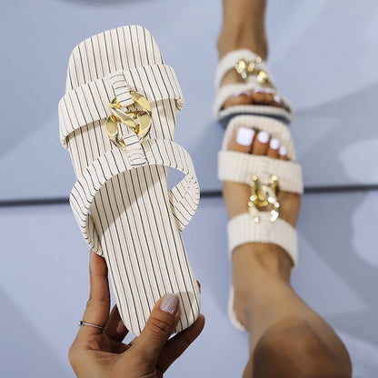 Lily – Sandales Plates avec Boucle Métallique Rayée