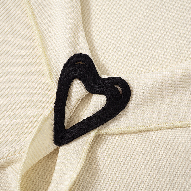 Rachael – Haut à Col V avec Boucle Coeur et Détail en Bois