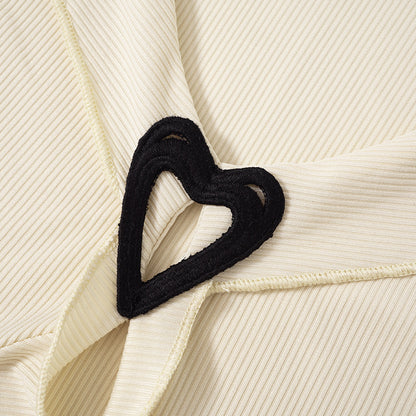 Rachael – Haut à Col V avec Boucle Coeur et Détail en Bois