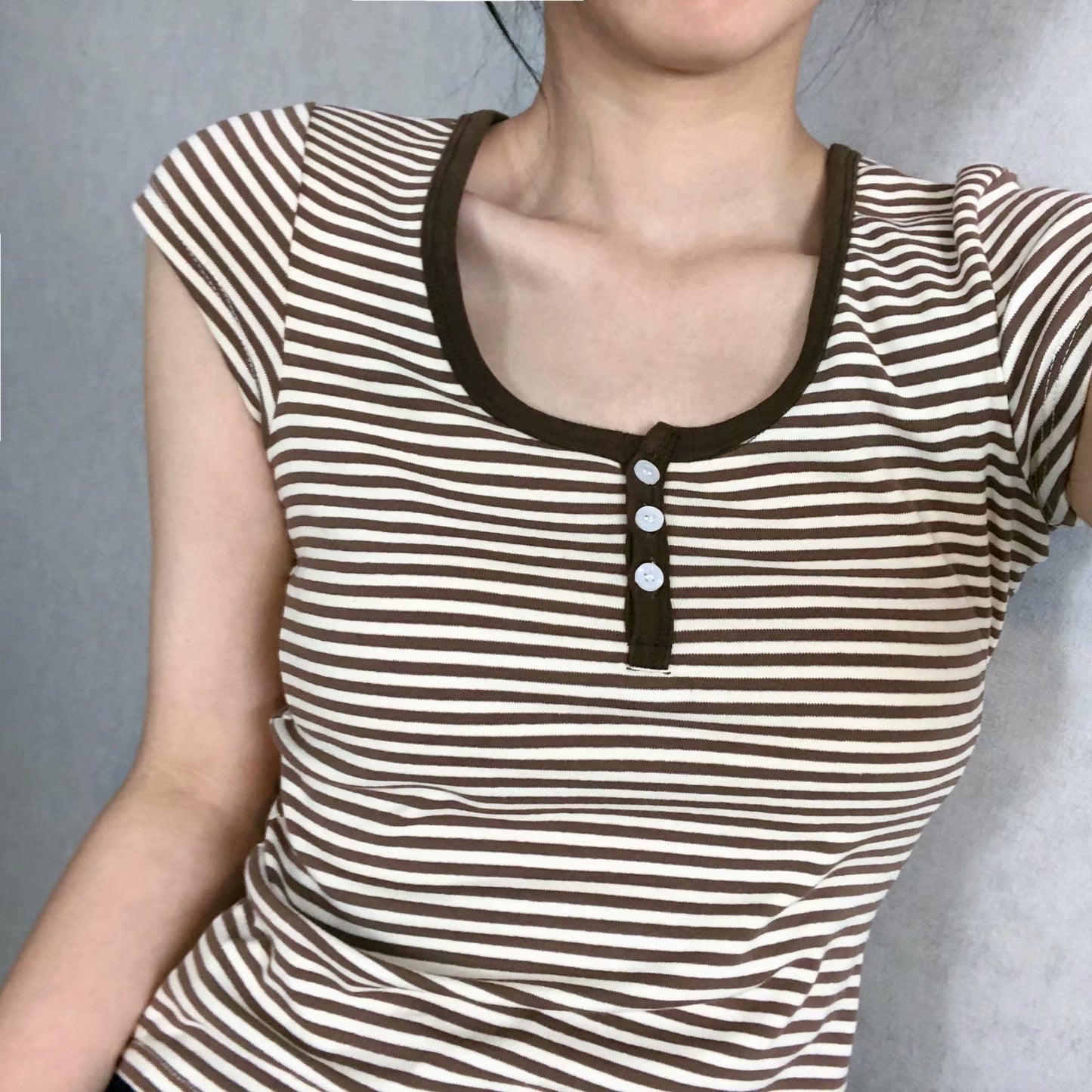 Danny – T-shirt Marron à Rayures Fines Trois Boutons
