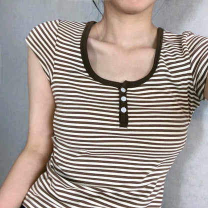 Danny – T-shirt Marron à Rayures Fines Trois Boutons