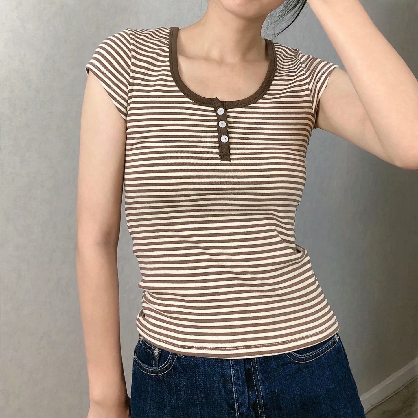 Danny – T-shirt Marron à Rayures Fines Trois Boutons