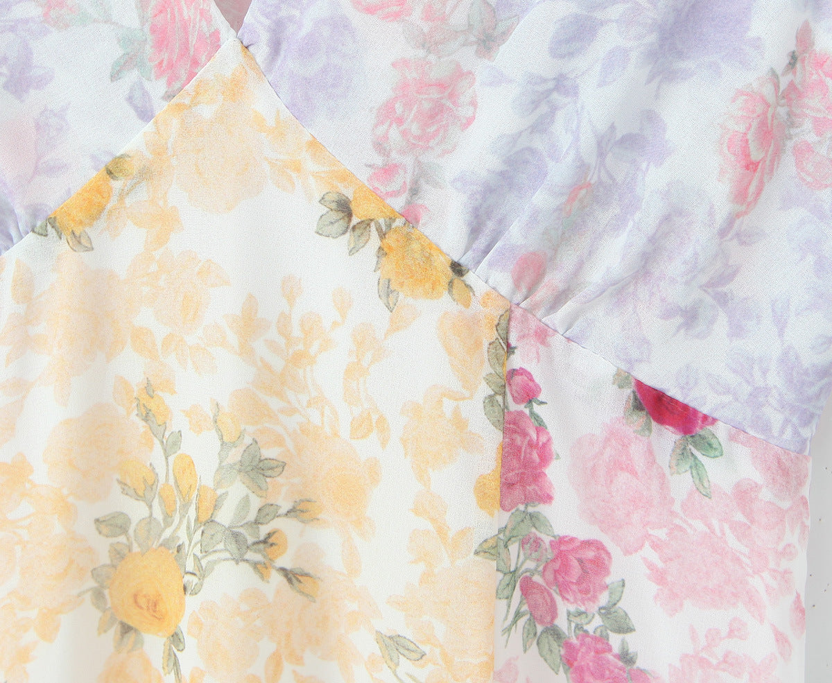 Lynda – Robe Mini à Col V en Chiffon Imprimé