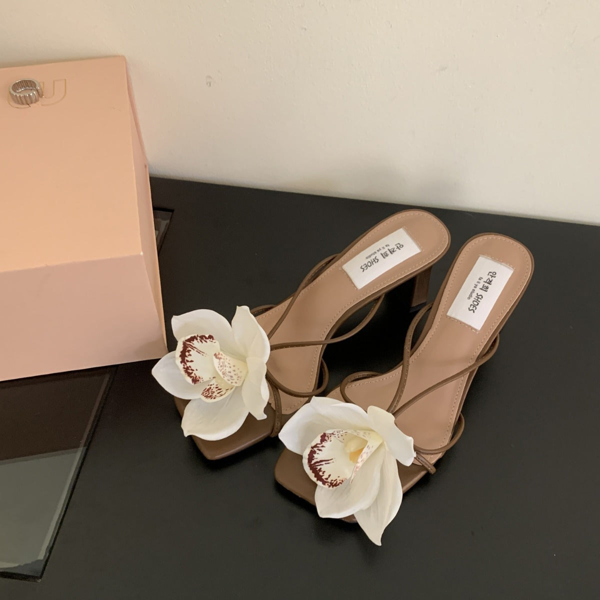 Julie – Sandales Romaines à Fleur Détachable