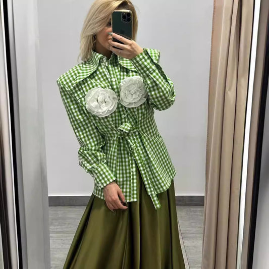 Wendy – Chemise à Épaulettes et Col à Pointe Large avec Fleur Décorative