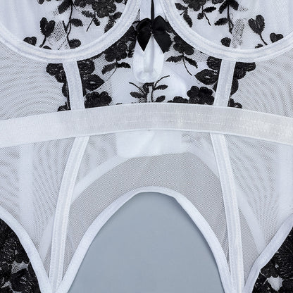 Rose – Lingerie avec Broderie Fleur et Ceinture Noire et Blanche