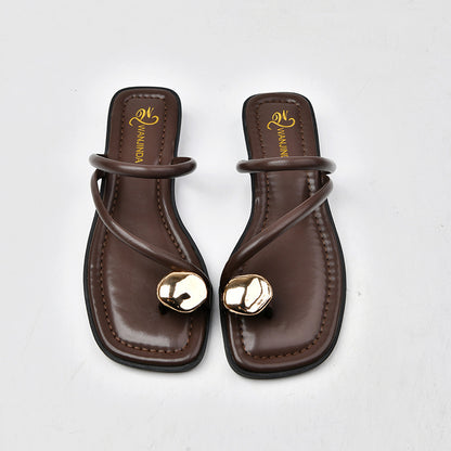 Sue – Sandales à Talon Épais avec Bouton Doré et Coin Petit