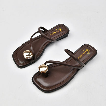 Sue – Sandales à Talon Épais avec Bouton Doré et Coin Petit